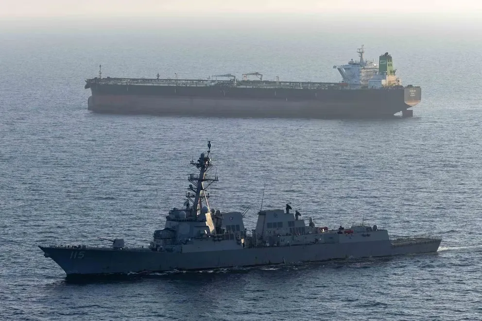 Estados Unidos inutiliza un petrolero en el golfo de Omán que intentaba burlar el bloqueo naval para auxiliar a Irán