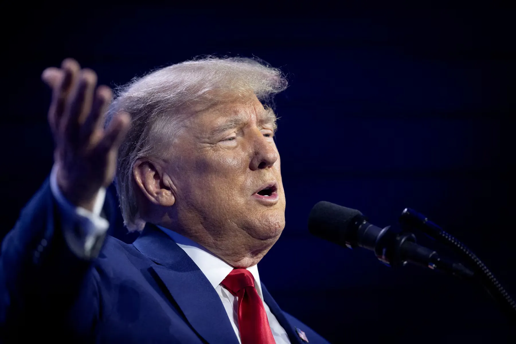 Donald Trump pone en duda el T-MEC y asegura que Estados Unidos no depende de México ni de Canadá