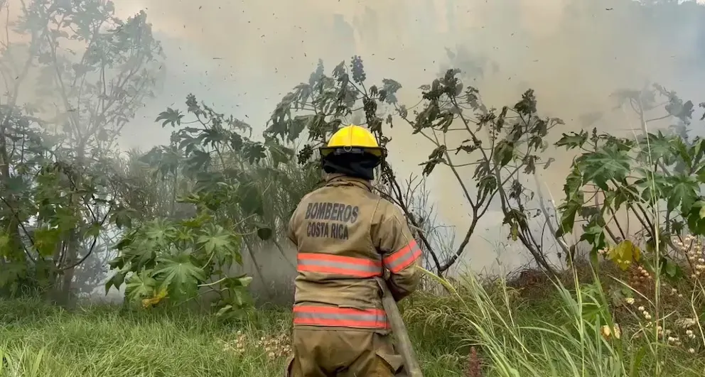 Costa Rica blinda a bomberos con megacisternas ante incendios y una escasez de agua del 60% por El Niño