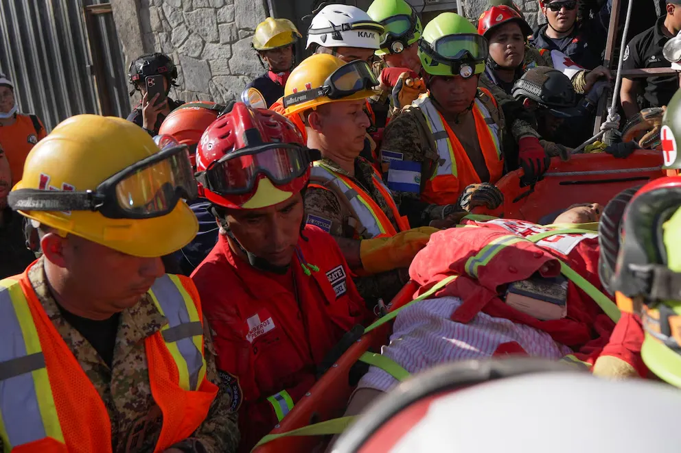 Misión humanitaria de El Salvador logra el milagroso rescate de una mujer tras 86 horas bajo los escombros en Venezuela