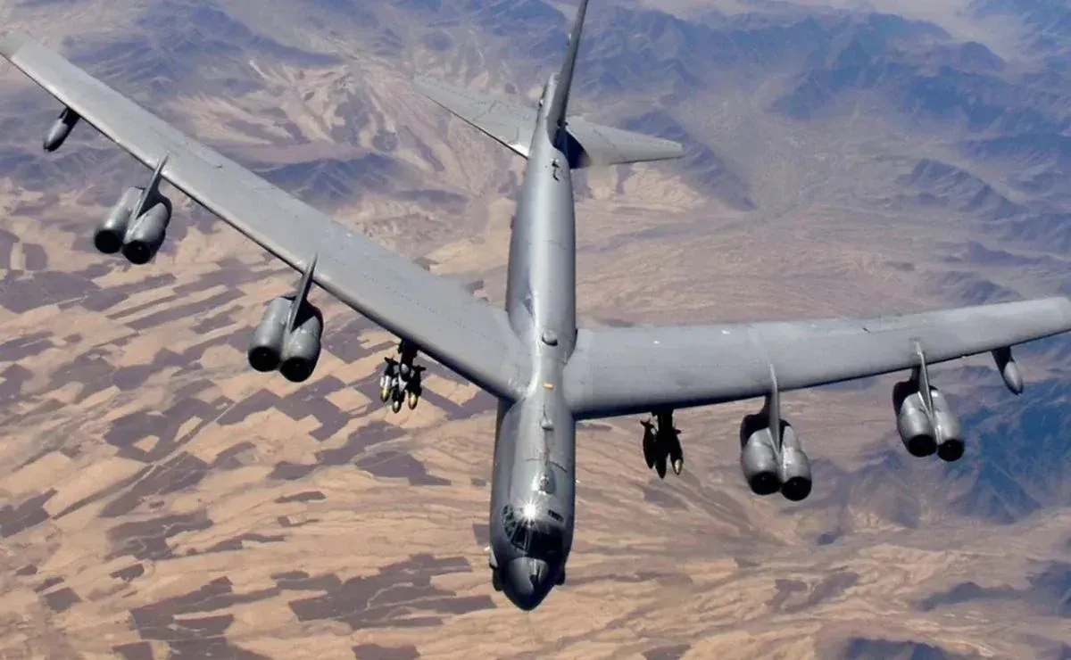 Grave accidente militar: Un bombardero estratégico B-52 se estrella durante un vuelo de prueba en California