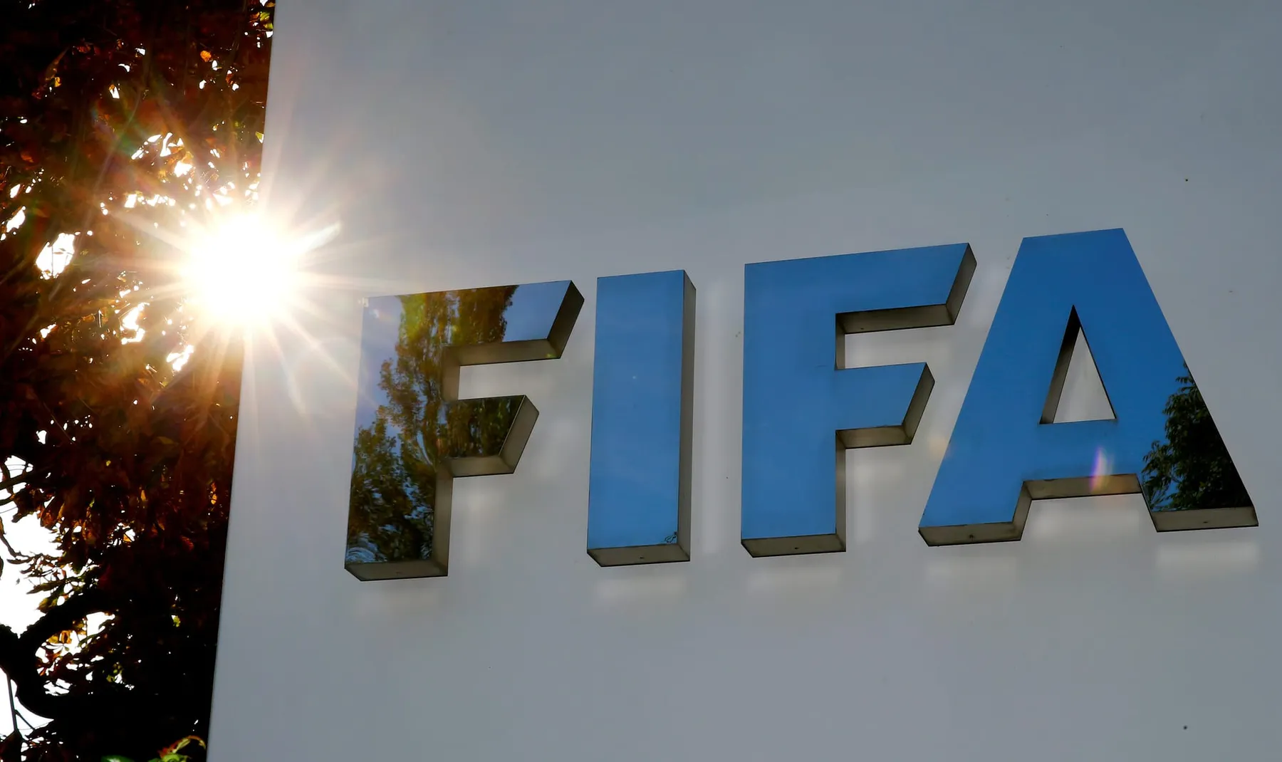 La FIFA venderá el 20% de una nueva filial comercial por USD 4.200 millones y desata el rechazo de la UEFA