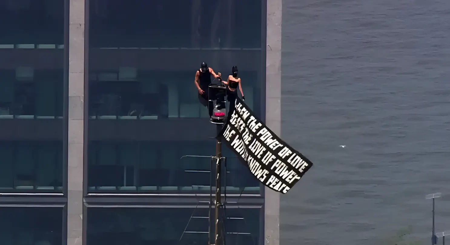 Dos personas escalan la cúspide del Empire State para colgar una pancarta y hacer una propuesta de matrimonio