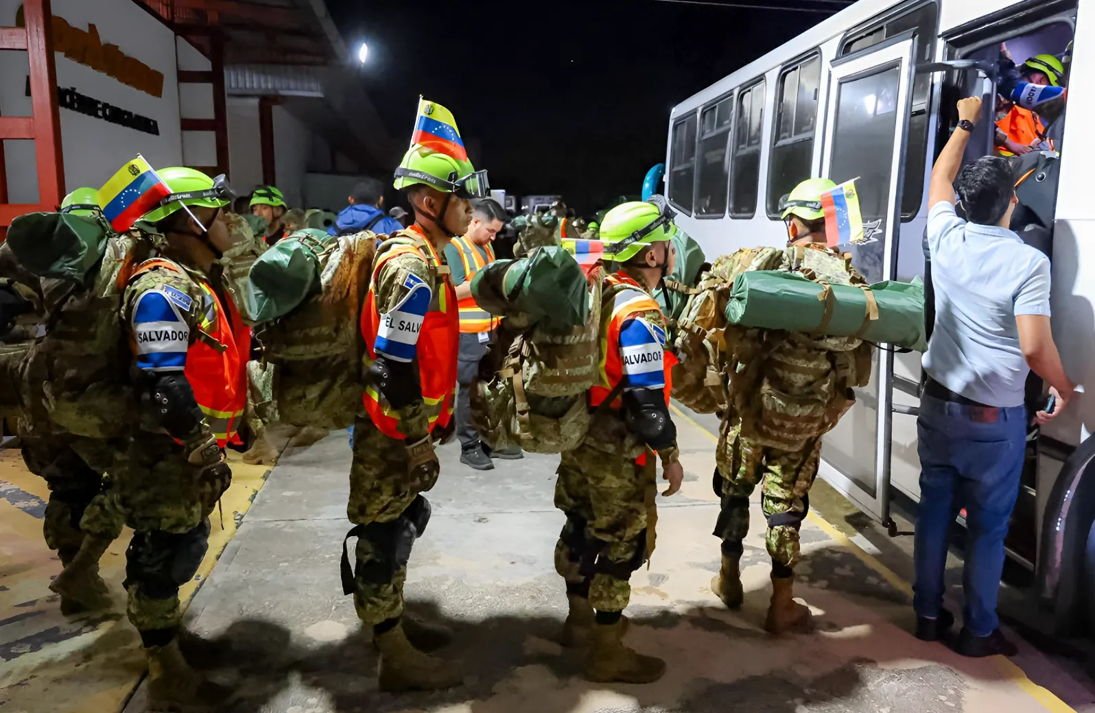Misión humanitaria de El Salvador se queda en Venezuela de forma indefinida tras los terremotos