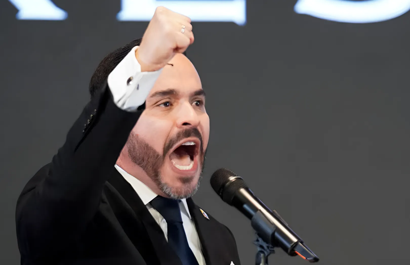Abelardo de la Espriella planta cara al petrismo y denuncia intento de golpe de estado