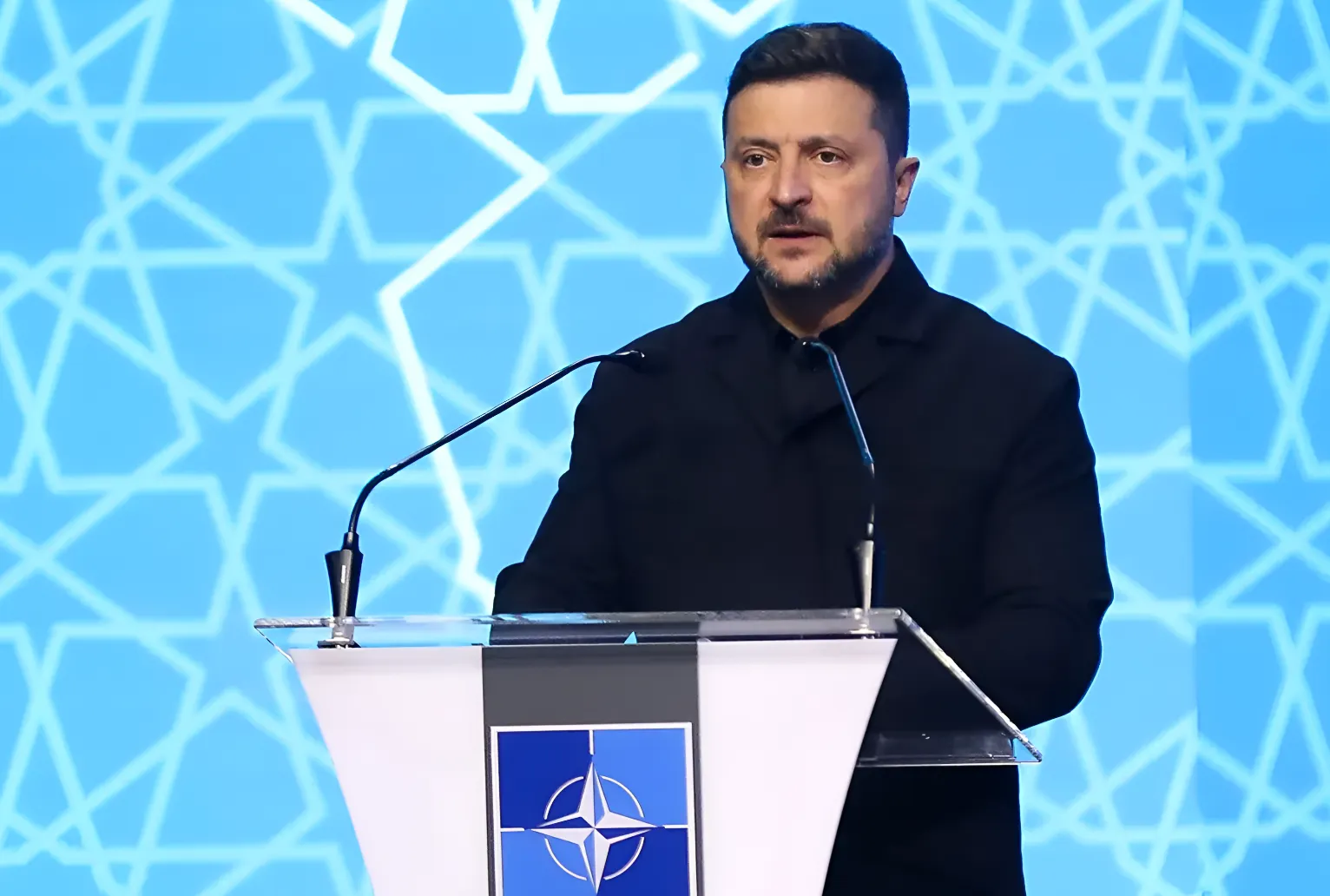 Zelenski pide en la cumbre de la OTAN misiles Patriot y señala que la Unión Europea necesita un escudo aéreo propio