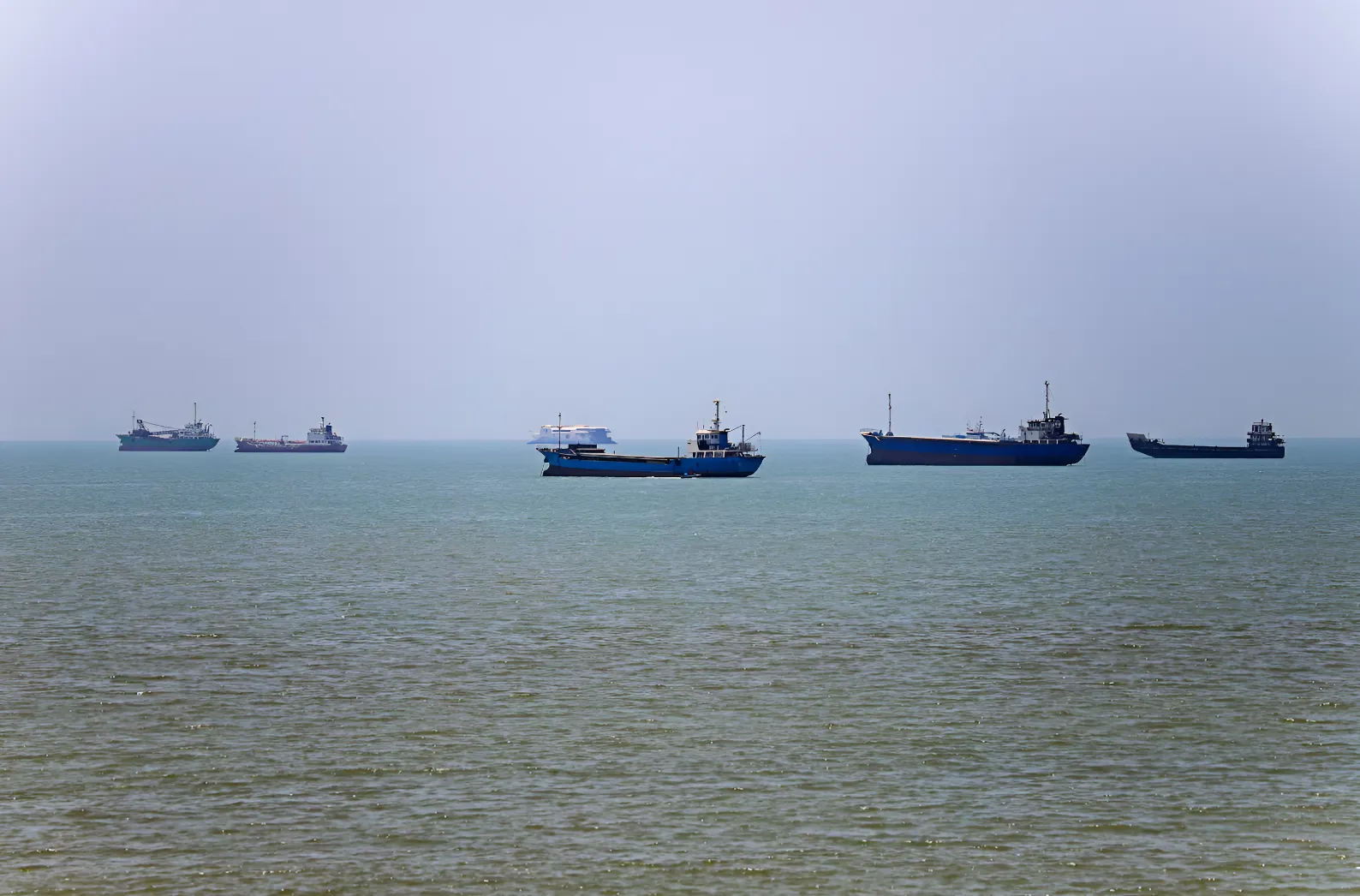 Escalada en Ormuz: denuncian ataques del régimen de Irán a tres buques petroleros en 24 horas