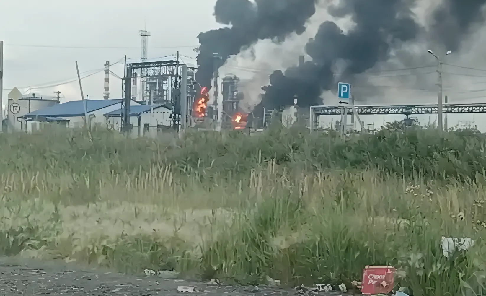 Drones de Ucrania provocan incendios en una refinería y depósitos de combustible en el sur de Rusia