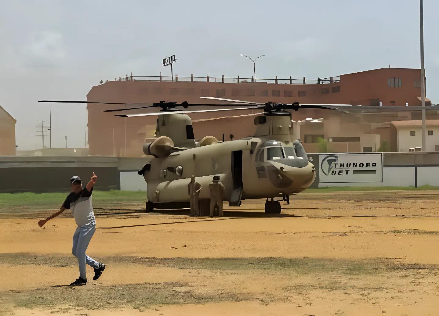 Helicóptero militar de EE. UU. aterriza en Falcón con ayuda humanitaria para los damnificados del sismo