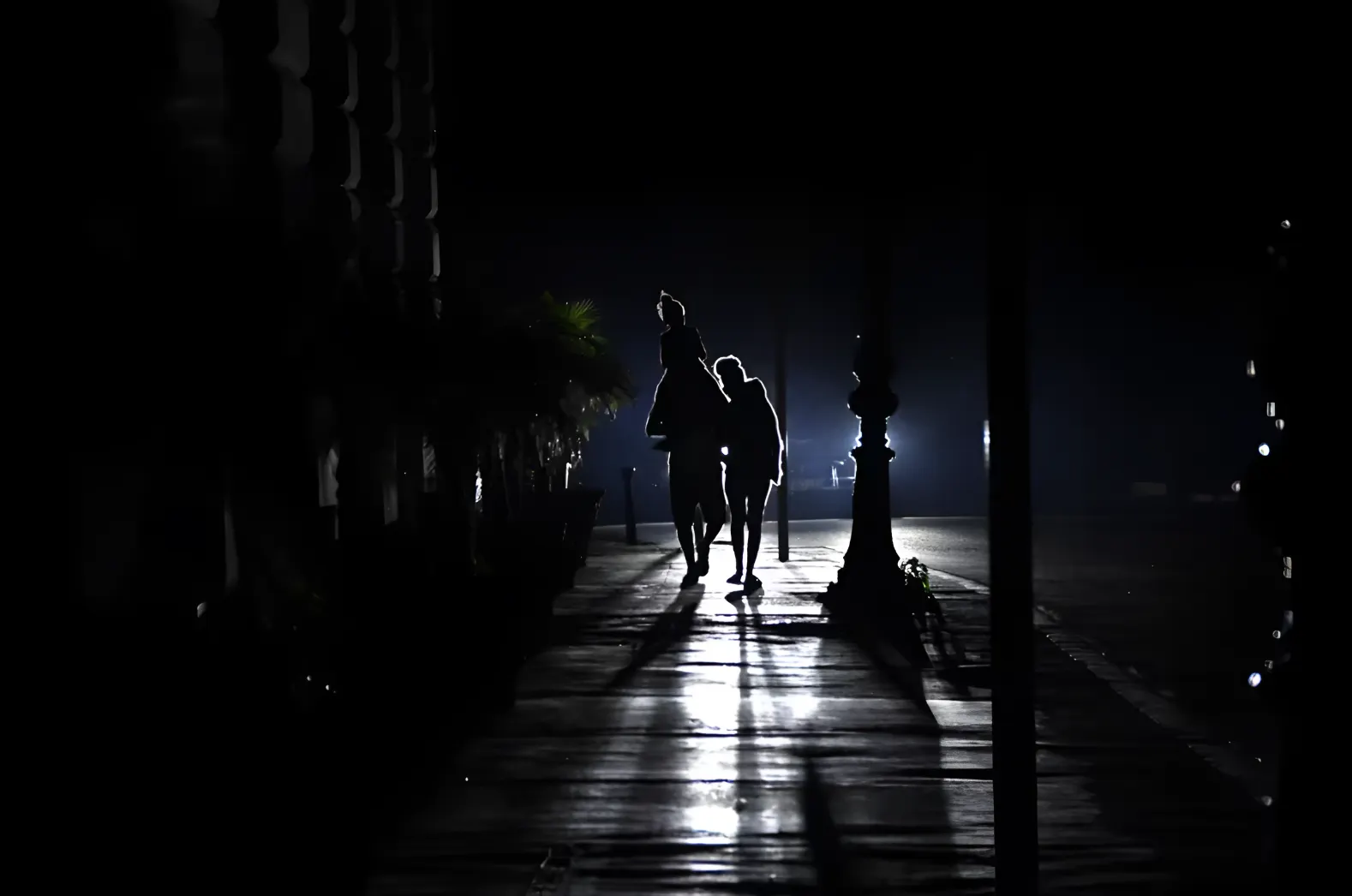 Crisis en Cuba: nuevo colapso total de la red eléctrica sume a la isla en su segundo apagón nacional de la semana