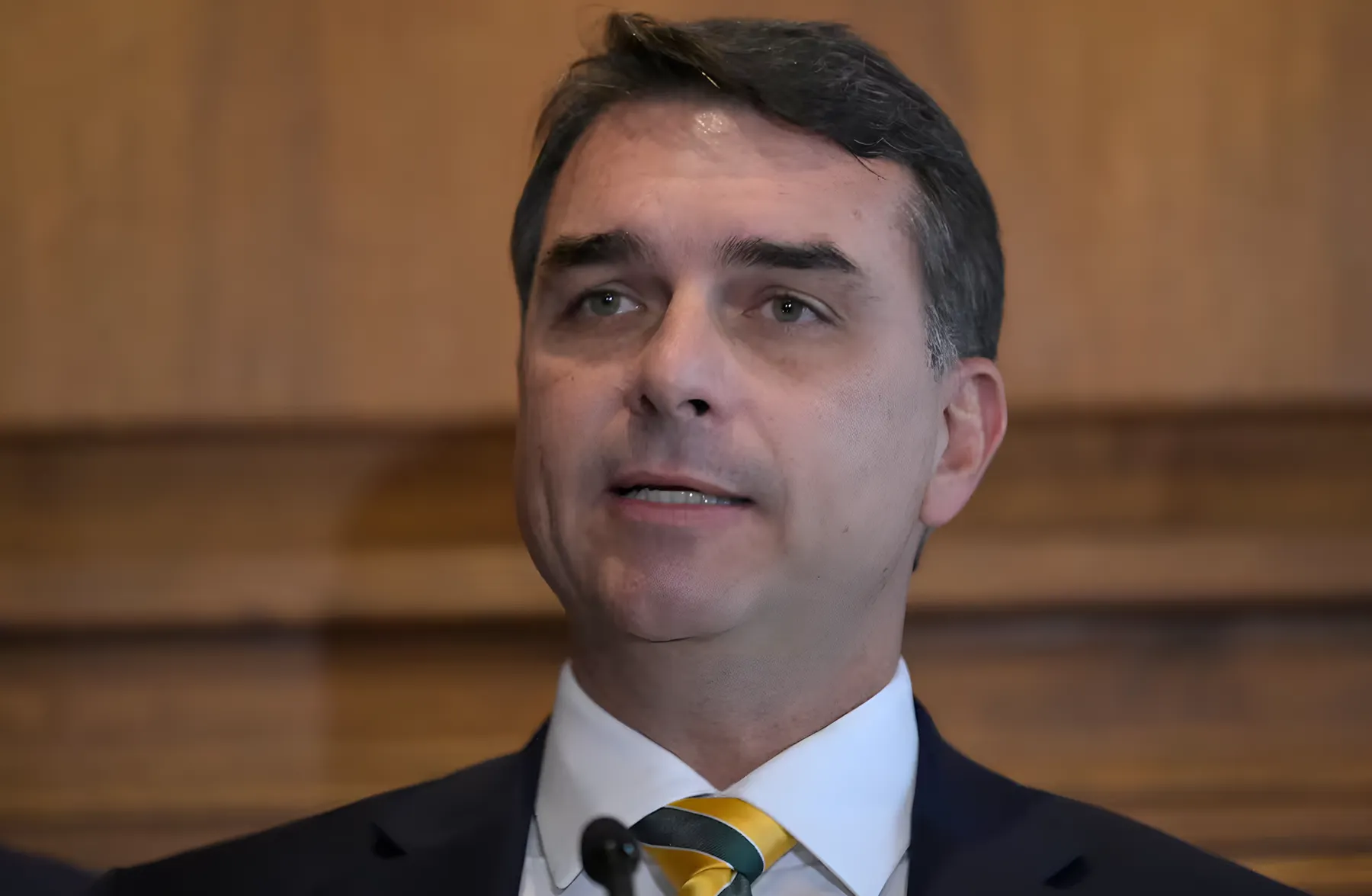 De Moraes aísla a Jair Bolsonaro y prohíbe las visitas de su hijo Flávio en plena campaña electoral