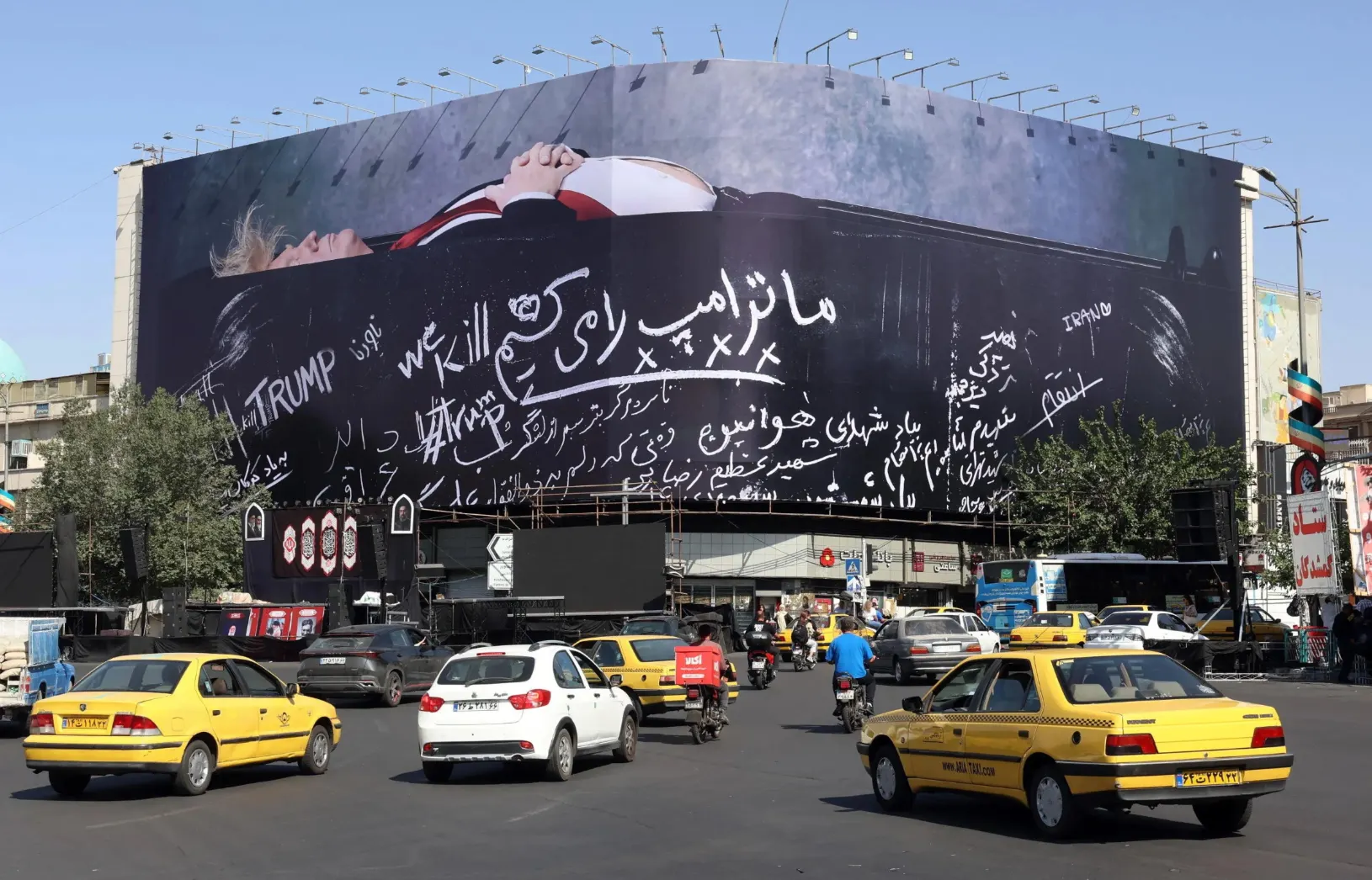 El régimen de Teherán intensifica su propaganda de odio y exhibe un mural de Donald Trump en un ataúd