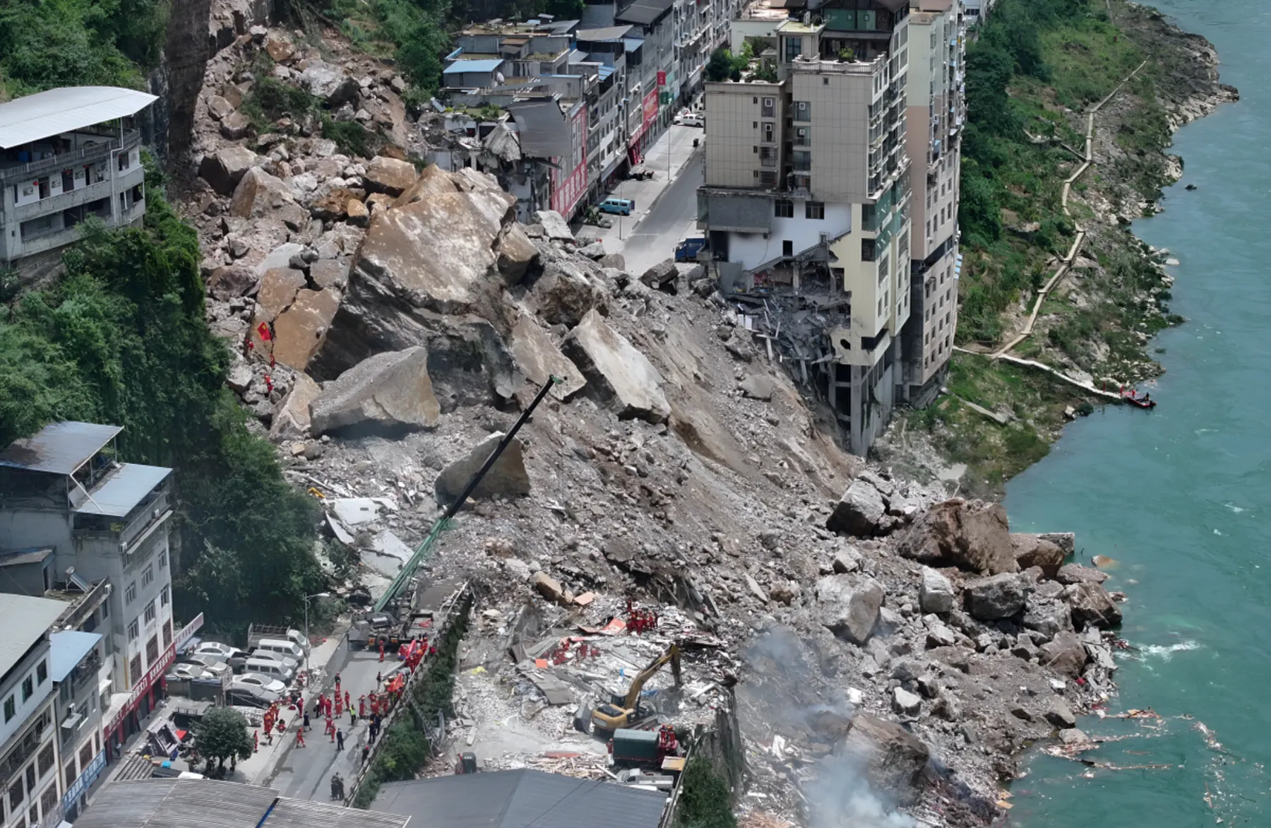 Deslizamiento de tierra sepulta edificios y obliga a evacuar a más de 1.100 personas en Chongqing
