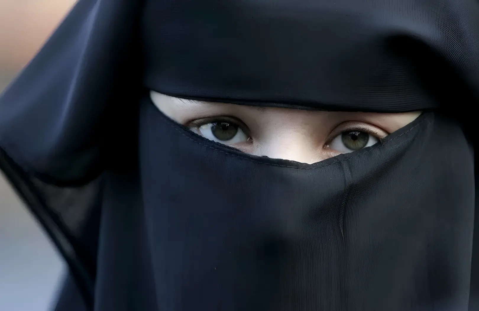 Portugal defiende sus valores y aprueba prohibir el burka en espacios públicos