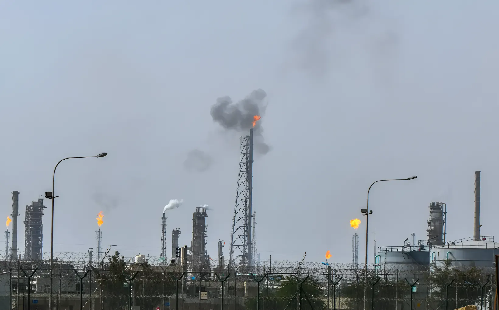 Instalación petrolera de Kuwait sufre daños materiales tras una oleada de ataques por parte del régimen iraní