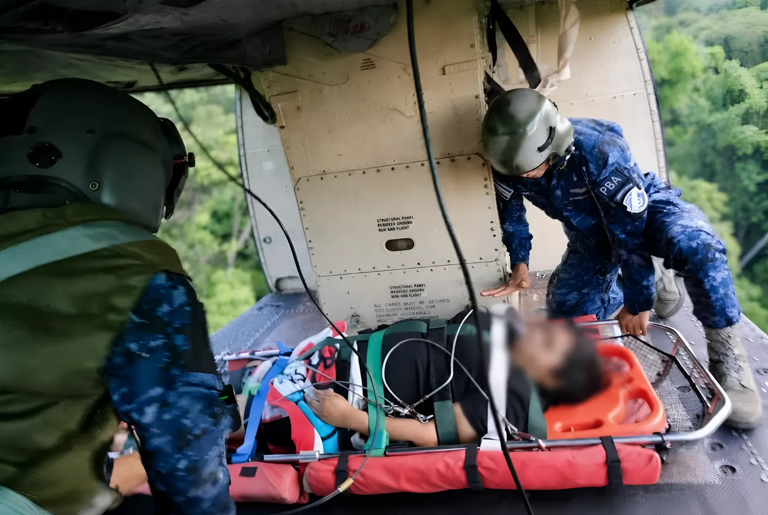 La Fuerza Aérea de El Salvador rescata a una turista accidentada en el Bosque de Cinquera