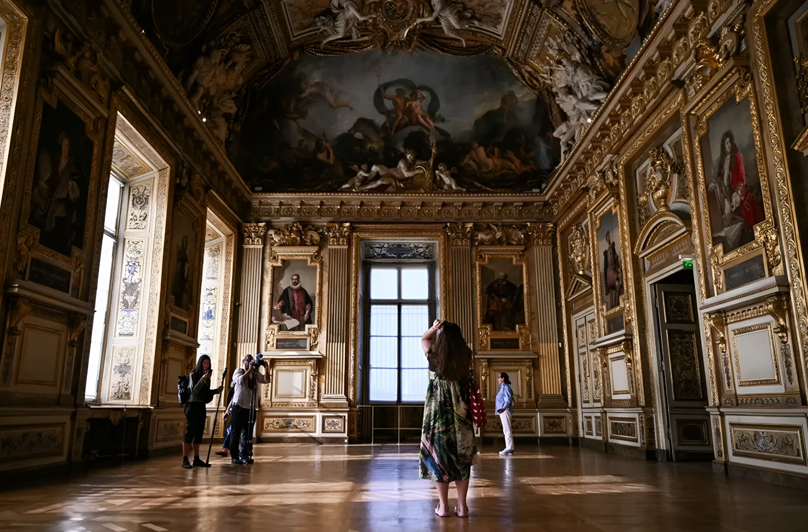 El Museo del Louvre reabre la Galería de Apolo nueve meses después del robo de las joyas de la corona