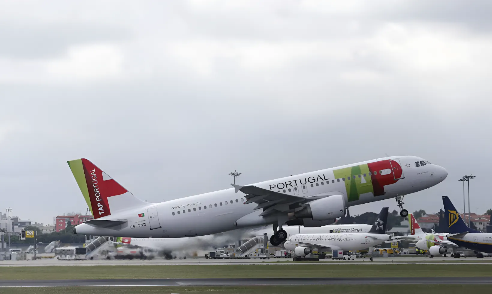 Portugal espera ofertas vinculantes por TAP en la disputa final entre Air France-KLM y Lufthansa
