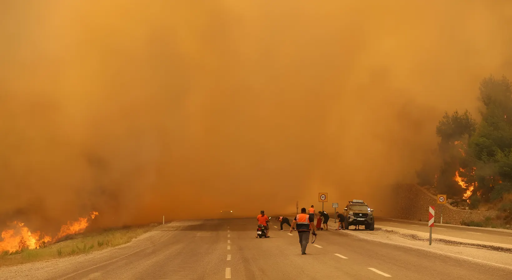 Ola de incendios forestales azota la costa turca y fuerza evacuaciones masivas en zonas turísticas