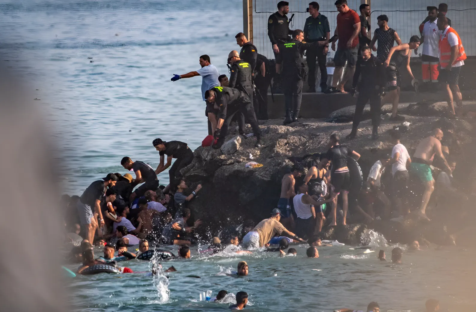 Invasión migratoria en Ceuta: 50.000 ilegales cruzan la frontera y la cifra de muertos escala a 43