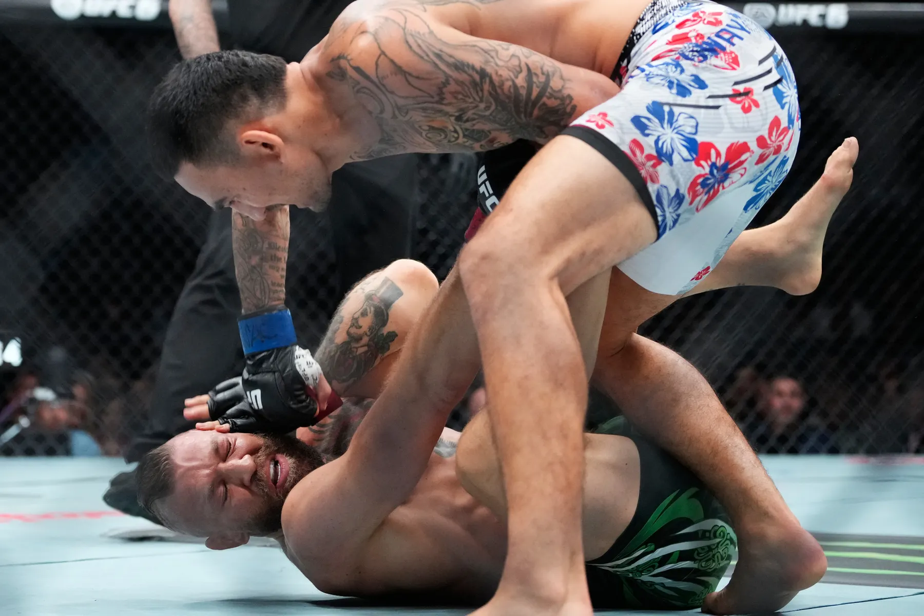 Conor McGregor cayó por una devastadora lesión en solo 69 segundos frente a Max Holloway