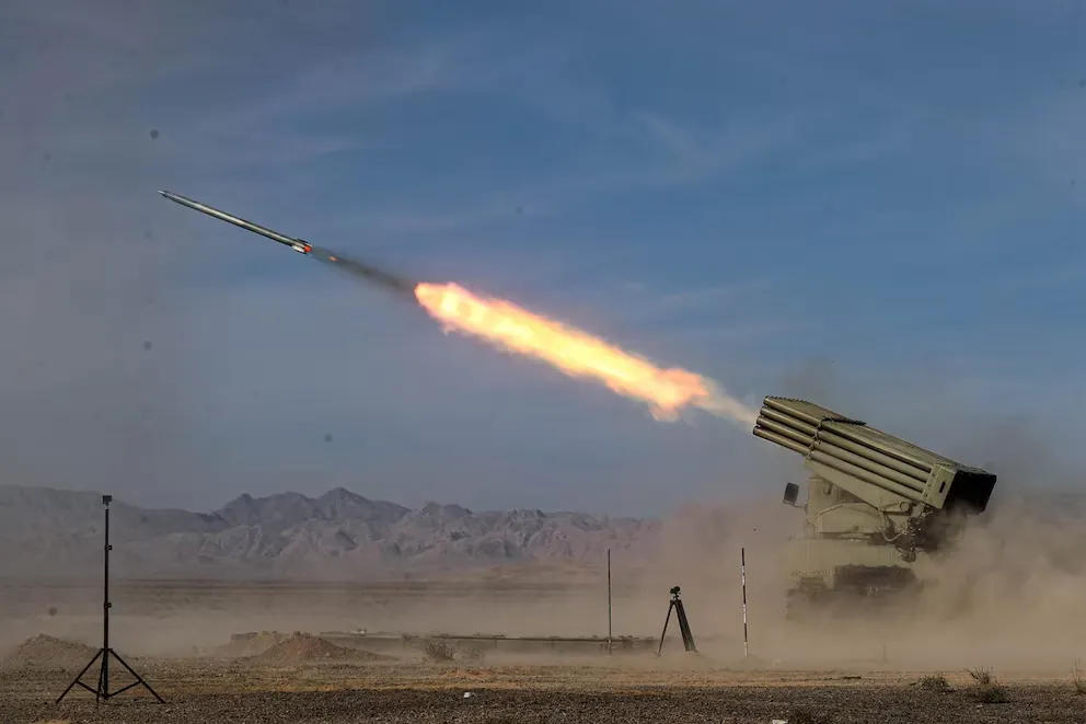 Ataque terrorista en el Golfo: el régimen de Irán bombardeó puestos fronterizos y una plataforma petrolera en Kuwait