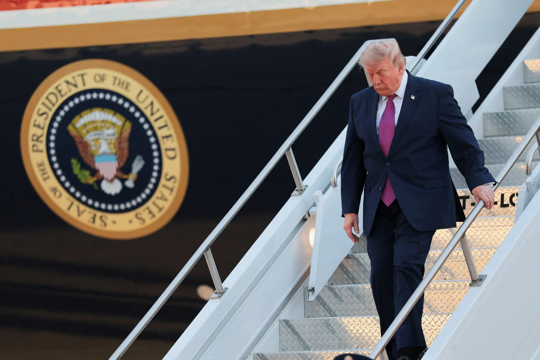 Trump anunció la reinstalación del bloqueo naval contra Irán y cobrará un arancel del 20% para proteger buques en Ormuz