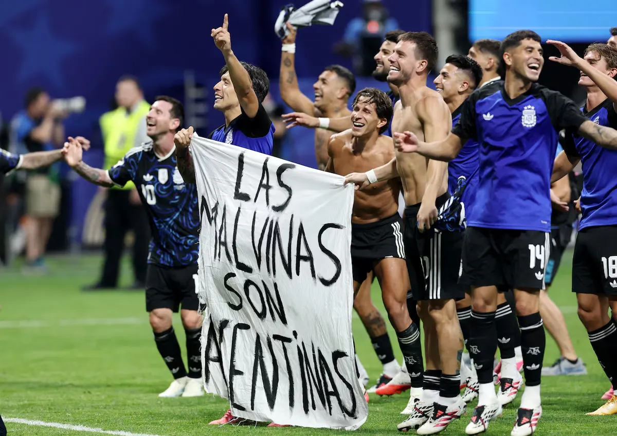 La FIFA evalúa posibles sanciones a Argentina por la exhibición de una bandera de Malvinas ante Inglaterra