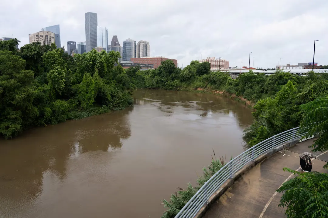 Histórico ascenso del lago Canyon en Texas enciende alarmas sanitarias tras inundaciones sin precedentes