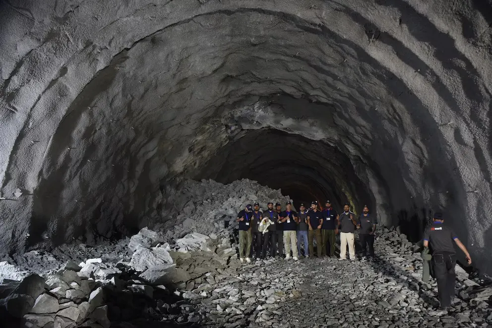 Tragedia en el Himalaya: una explosión y colapso en un túnel de India deja al menos diez muertos