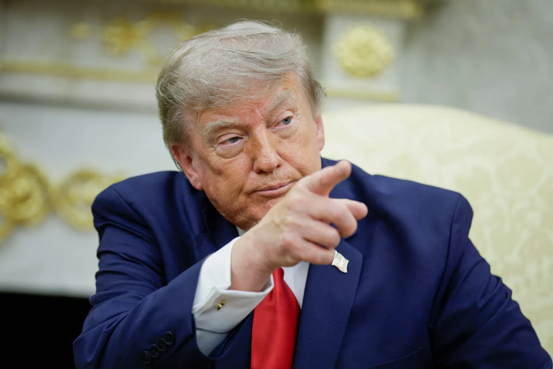 Trump advierte a los insurgentes hutíes en el mar Rojo y confirma que la ofensiva contra Irán continúa