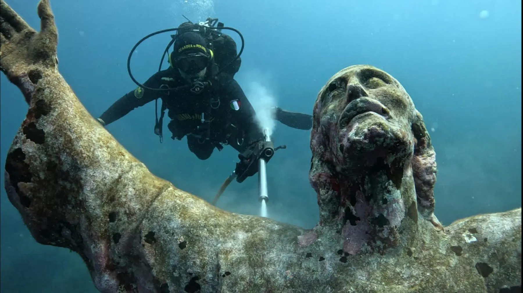 Italia preserva el Cristo del Abismo con la limpieza anual de su emblemático monumento submarino
