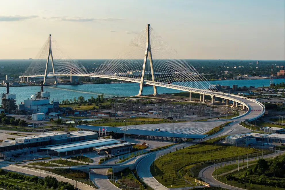 Inauguran un nuevo puente entre Estados Unidos y Canadá que fortalecerá el comercio regional