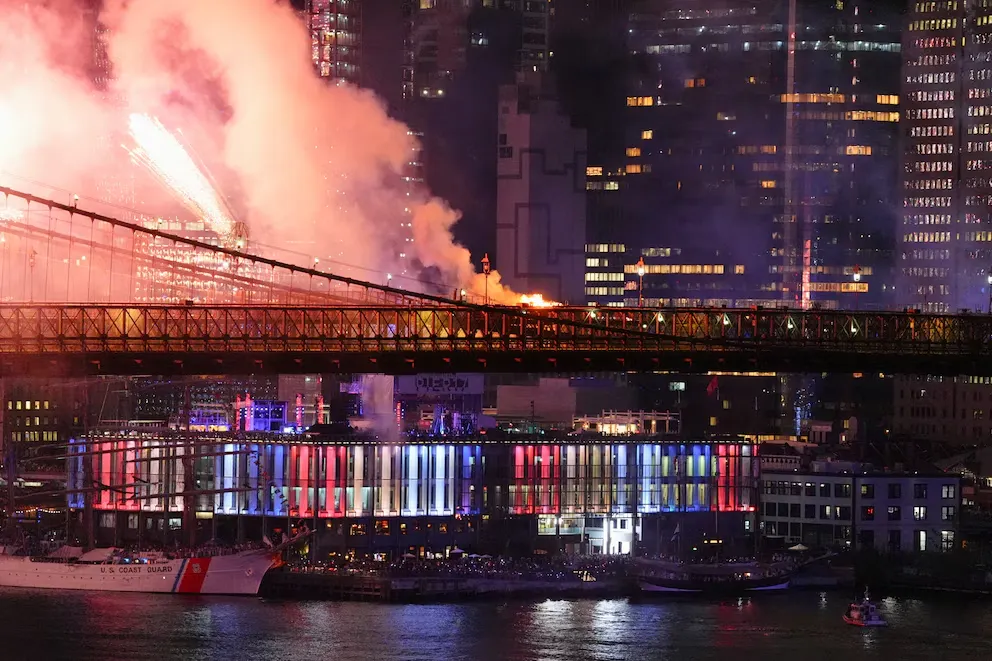 Un sorpresivo incendio en el Puente de Brooklyn interrumpe los festejos de la Independencia de Estados Unidos