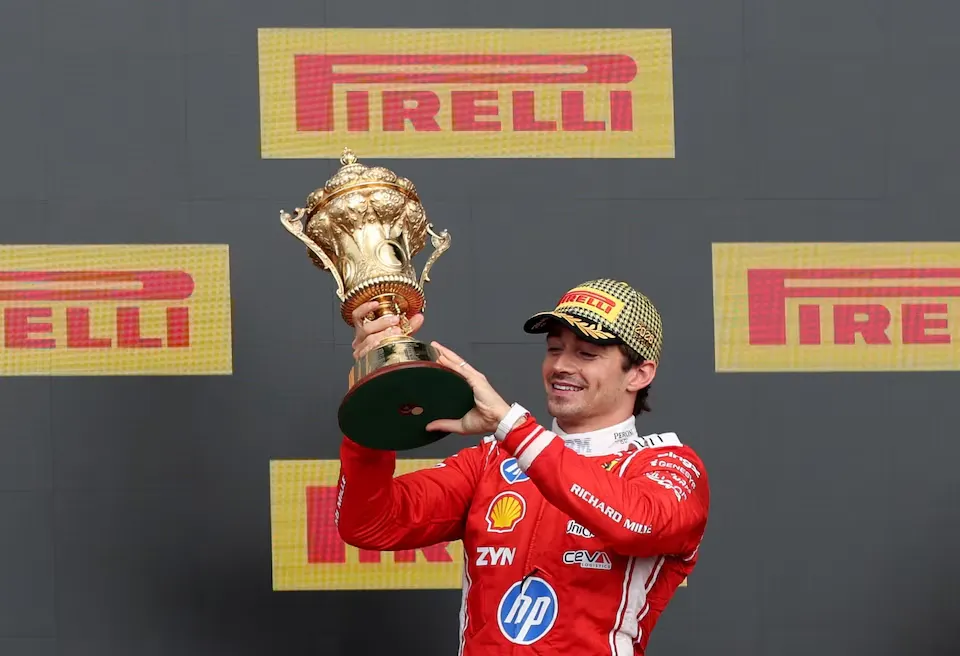 Charles Leclerc conquista Silverstone bajo Auto de Seguridad en un cierre caótico para Max Verstappen
