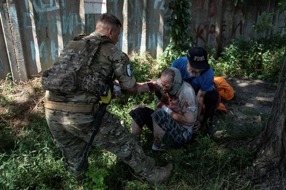 Ucrania bombardea una base aérea estratégica en Crimea mientras Trump coordina la mediación para el fin de la guerra