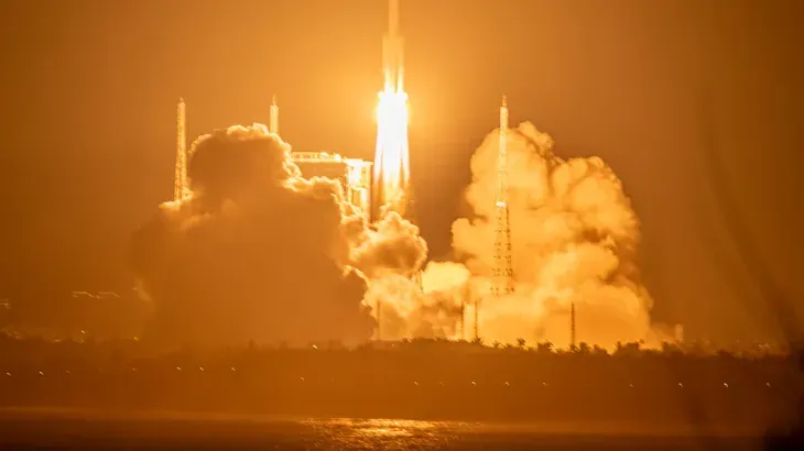 Un nuevo estropicio espacial sacude al régimen de China tras la explosión de su cohete Larga Marcha 7A