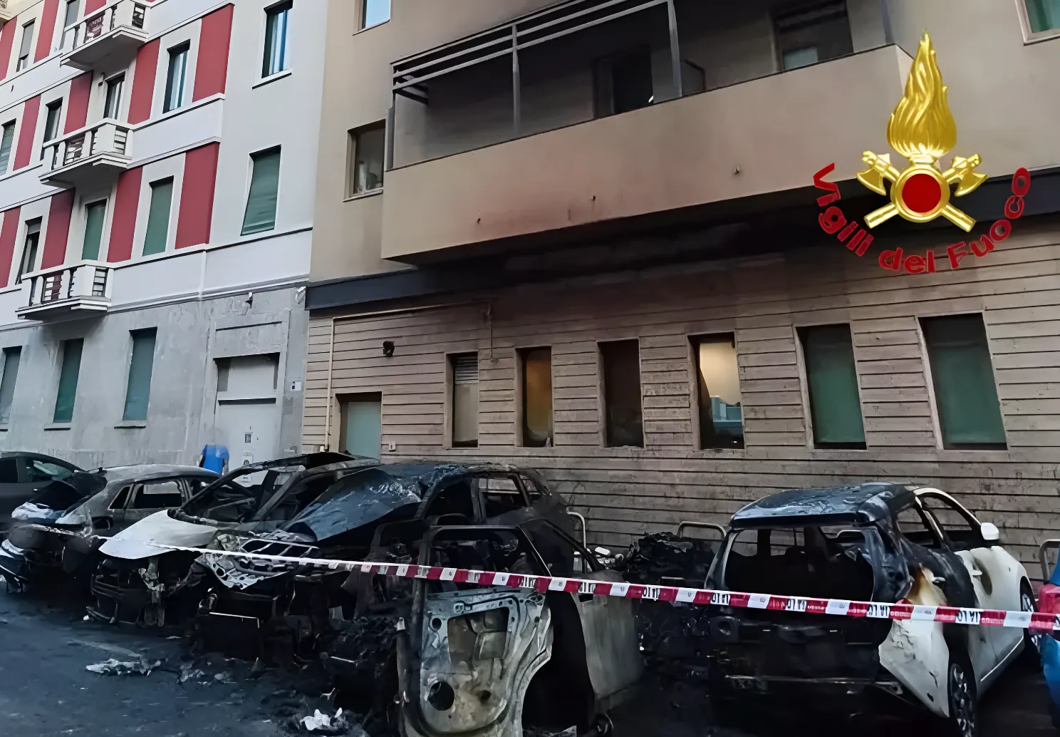 Incendio destruye 13 vehículos cerca de la Estación Central de Milán y obliga a evacuar un hotel de la zona