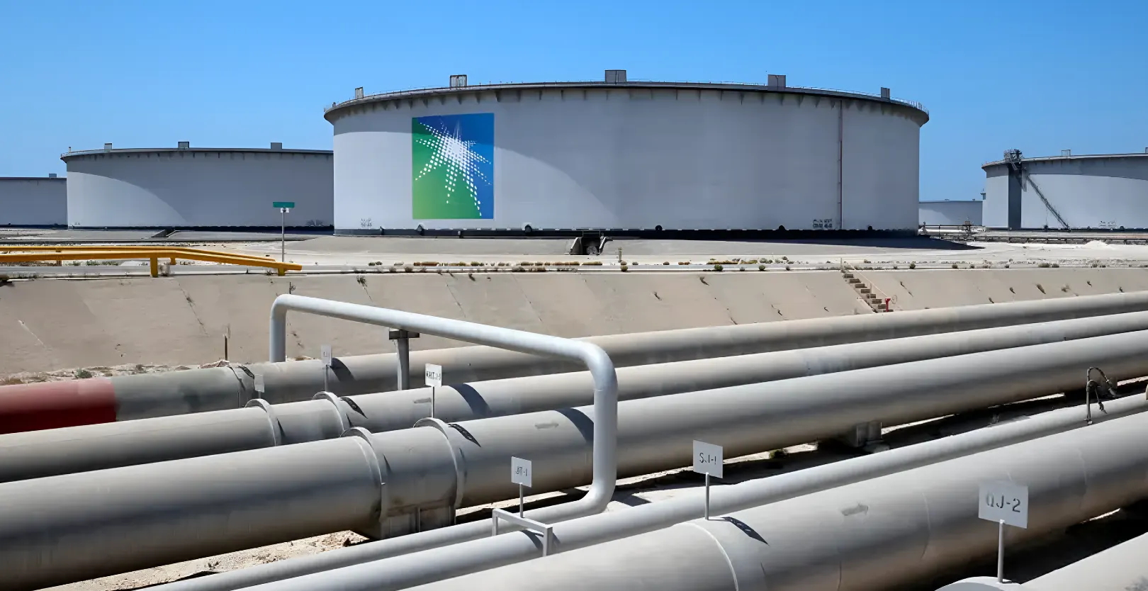 Rebeldes hutíes atacan una refinería de Aramco en Arabia Saudita y un puerto clave en Yemen