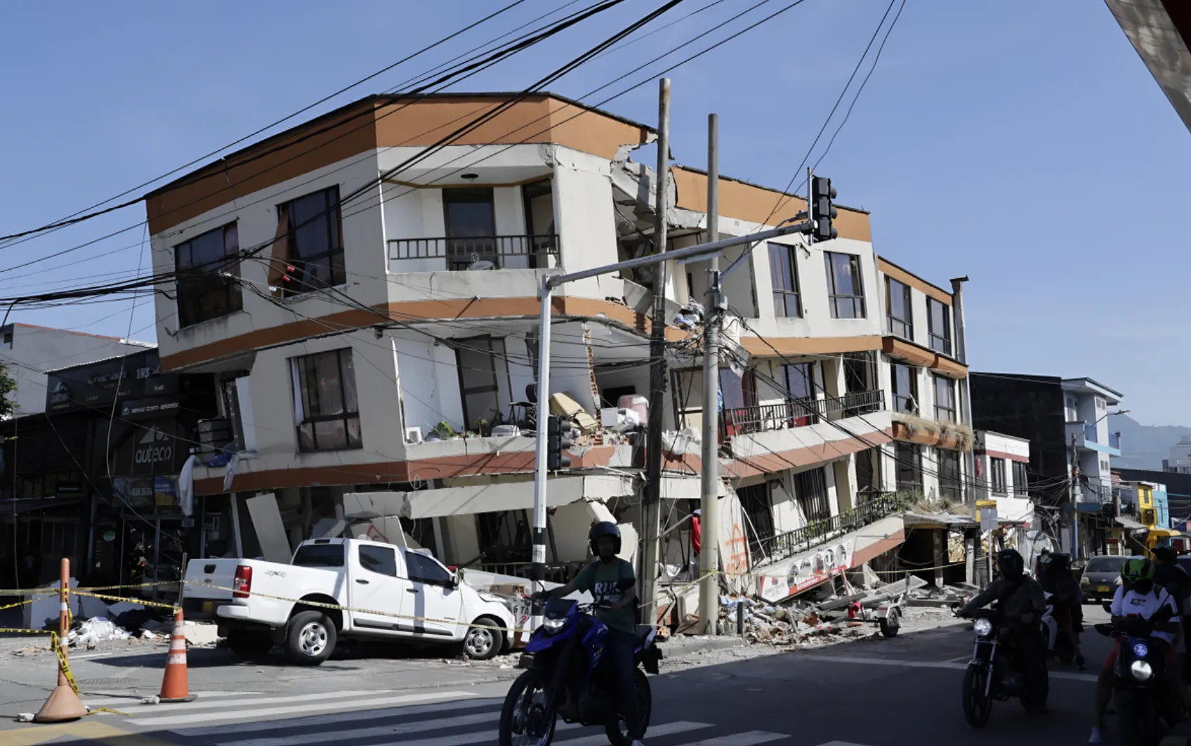 Aumenta a 240 la cifra de muertos en Colombia mientras avanza la búsqueda a contrarreloj de supervivientes
