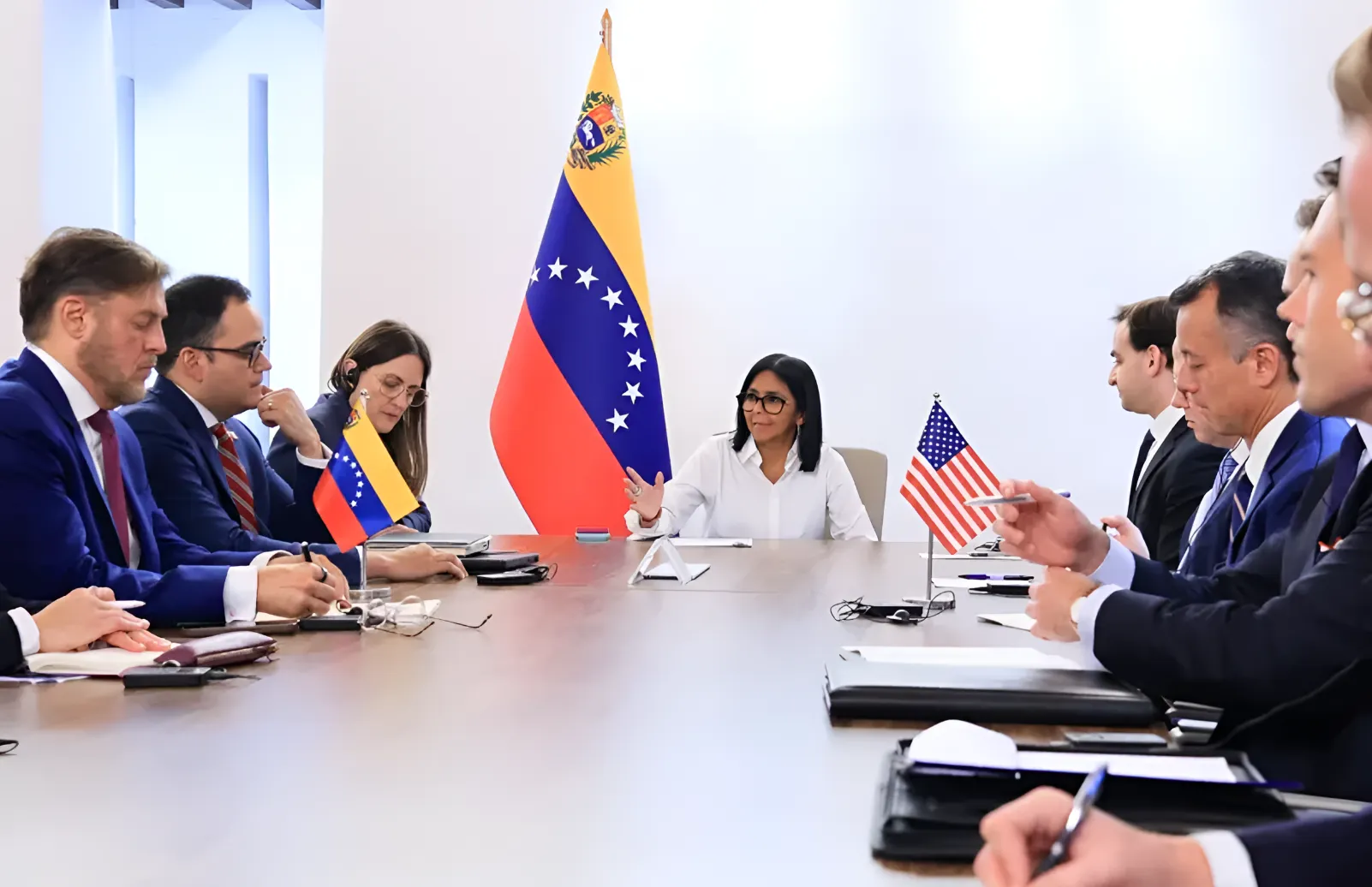EE. UU. y Venezuela abordan cooperación económica y estabilidad energética en Caracas