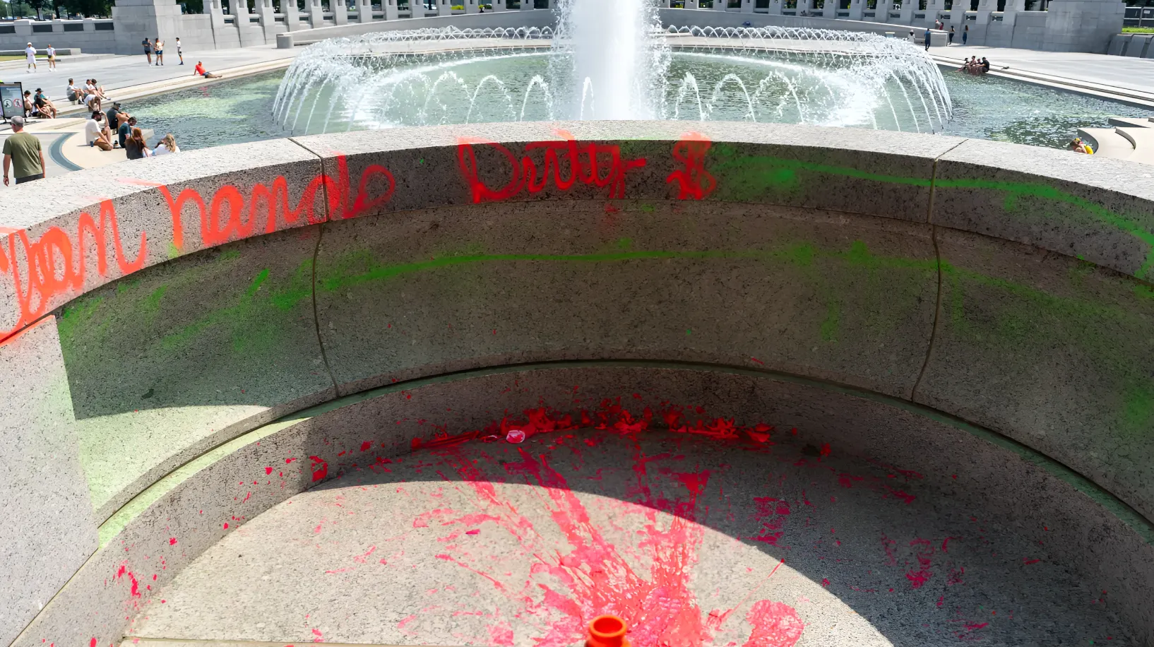Mujer es arrestada en Washington D. C. por vandalizar Monumento a la Segunda Guerra Mundial