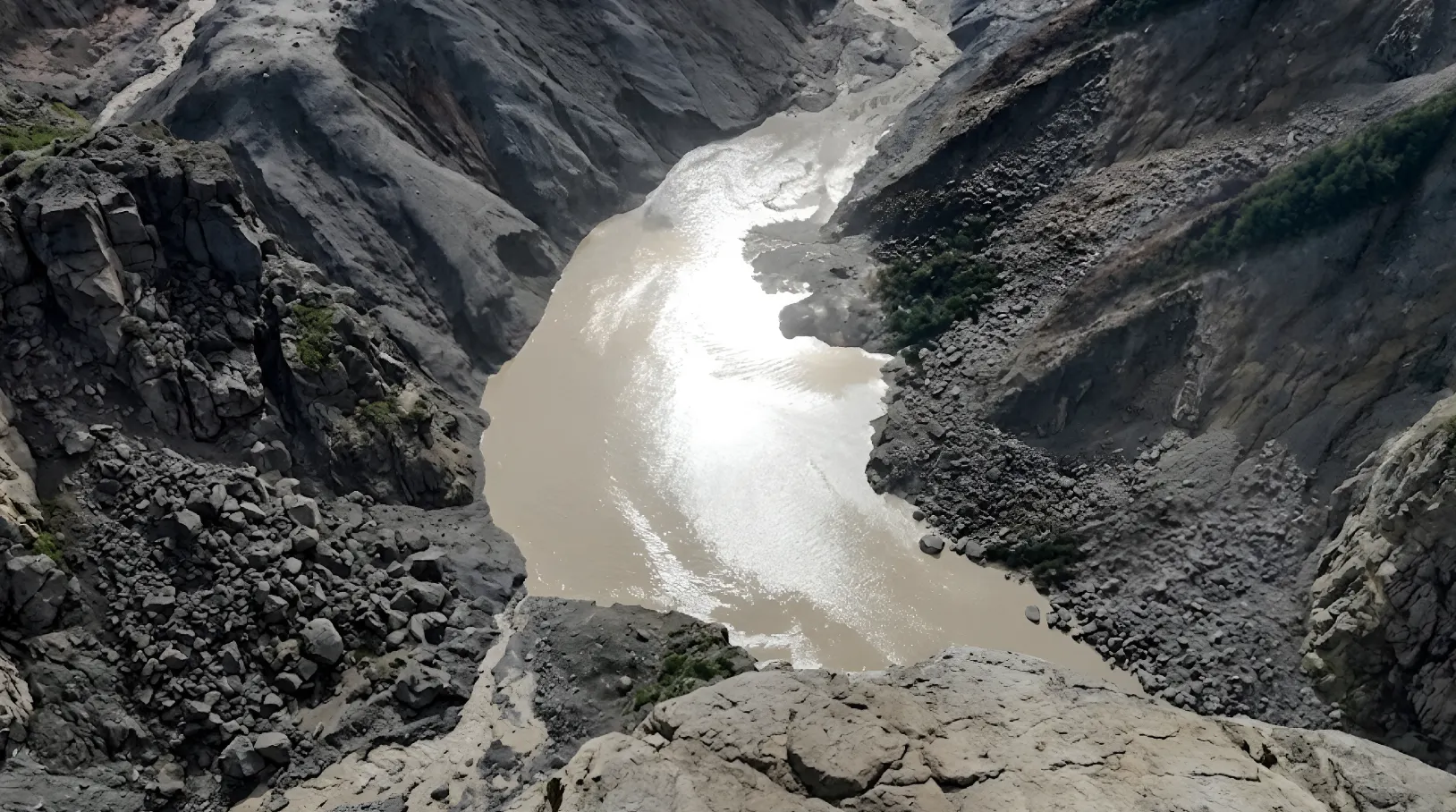 El desbordamiento de un lago glacial obliga a Nepal y China a frenar los rescates tras el desastre en el Tíbet