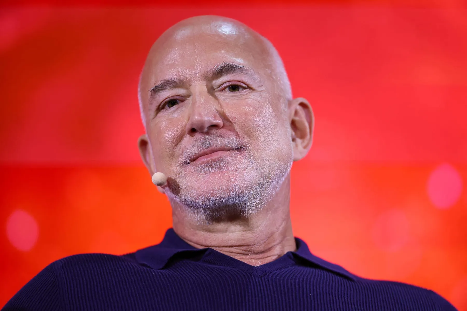 Jeff Bezos entra al Liverpool tras la compra del 30% del club por un consorcio multimillonario