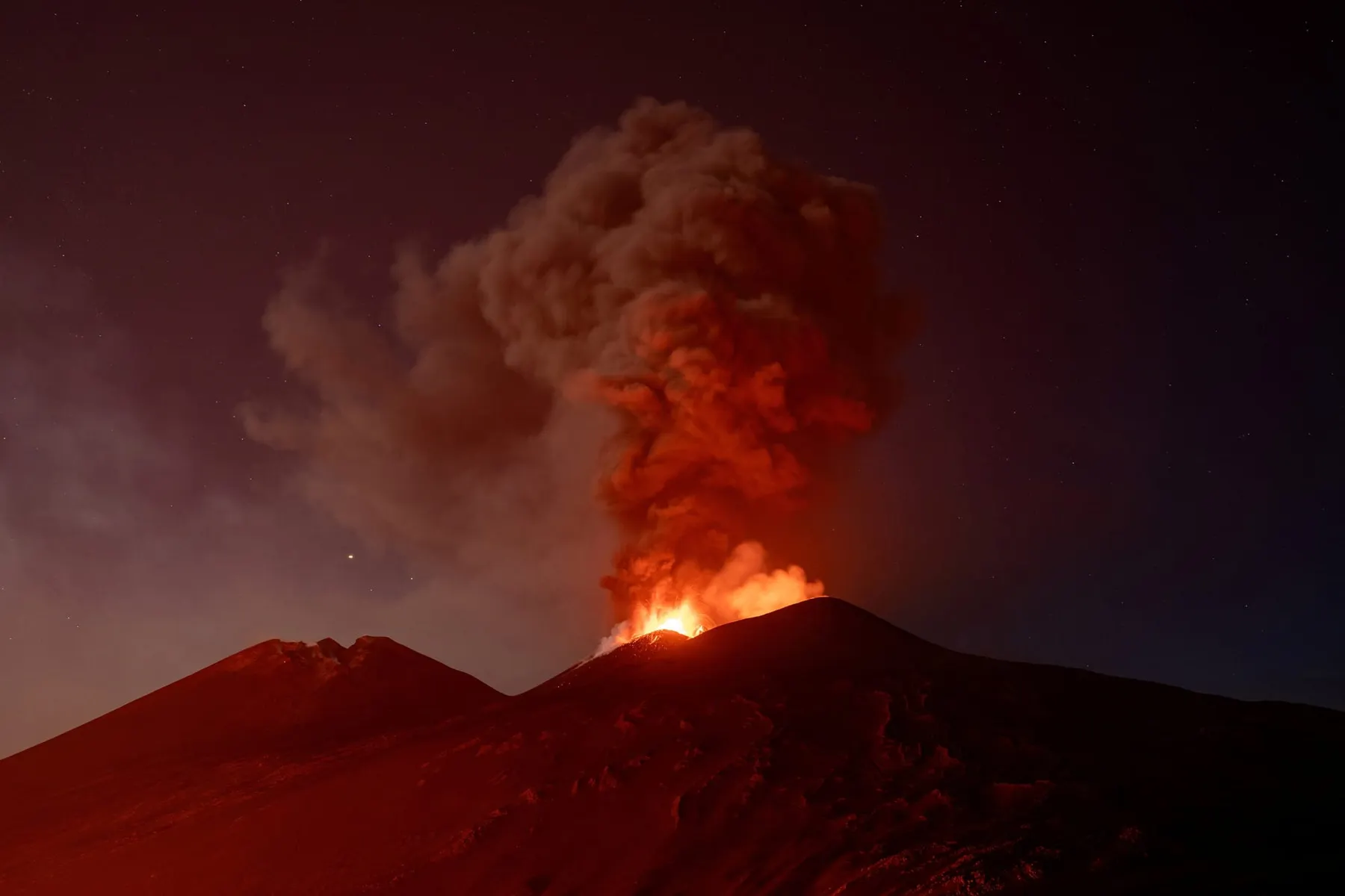 El volcán Etna entra en alerta roja y su densa nube de cenizas alcanza a Malta y Libia