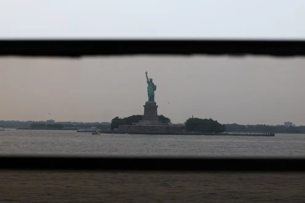 Una mujer y un bebé mueren tras el vuelco de una embarcación recreativa frente a la Estatua de la Libertad en Nueva York