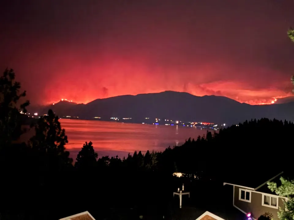 El gobierno federal canadiense despliega asistencia ante la masiva evacuación por incendios forestales en Columbia Británica