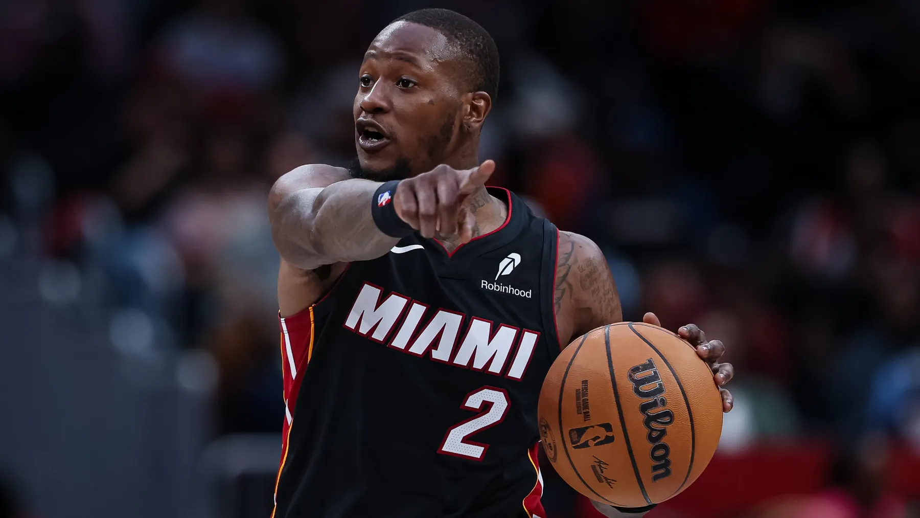 Fotos con armas y apuestas deportivas cercan judicialmente al ex NBA Terry Rozier