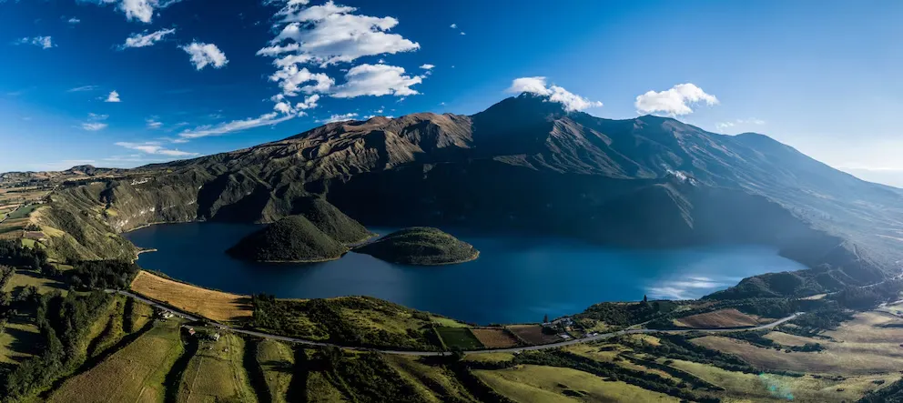 Incendio forestal azota las laderas del volcán Cotacachi en Ecuador