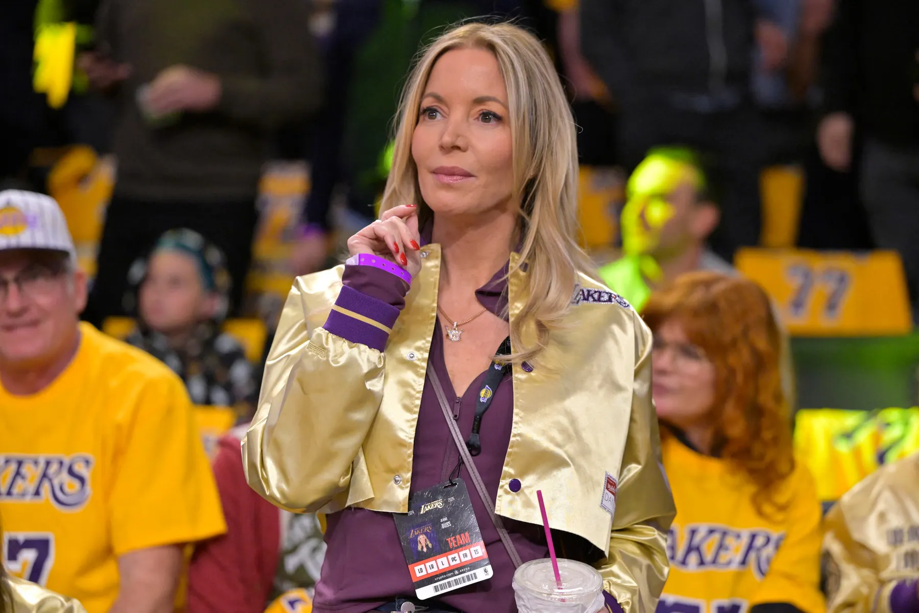 Jeanie Buss impugna la venta de los Lakers y busca proteger su lugar como gobernadora de la franquicia
